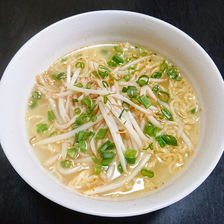 インスタントで☆ニンニクもやしの塩ラーメン
